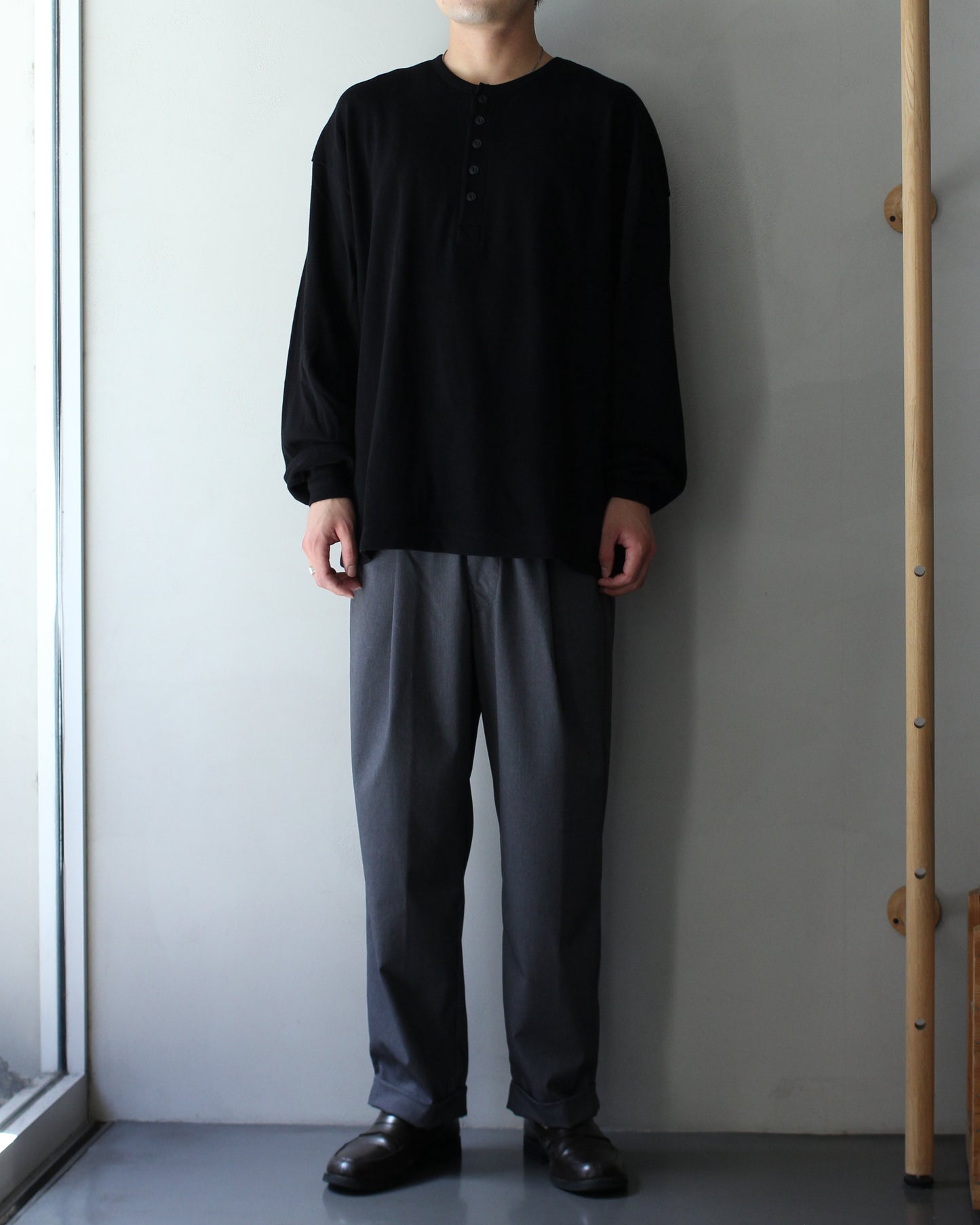 ULTERIOR / C/CASH HONEYCOMB HENLEY-NECK TOP "BLACK"