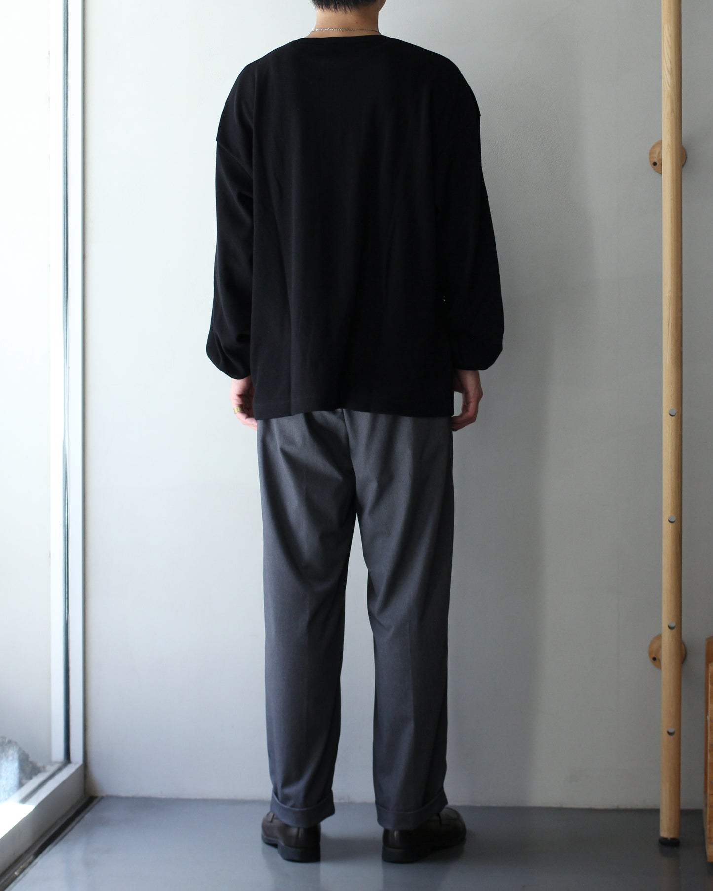 ULTERIOR / C/CASH HONEYCOMB HENLEY-NECK TOP "BLACK"