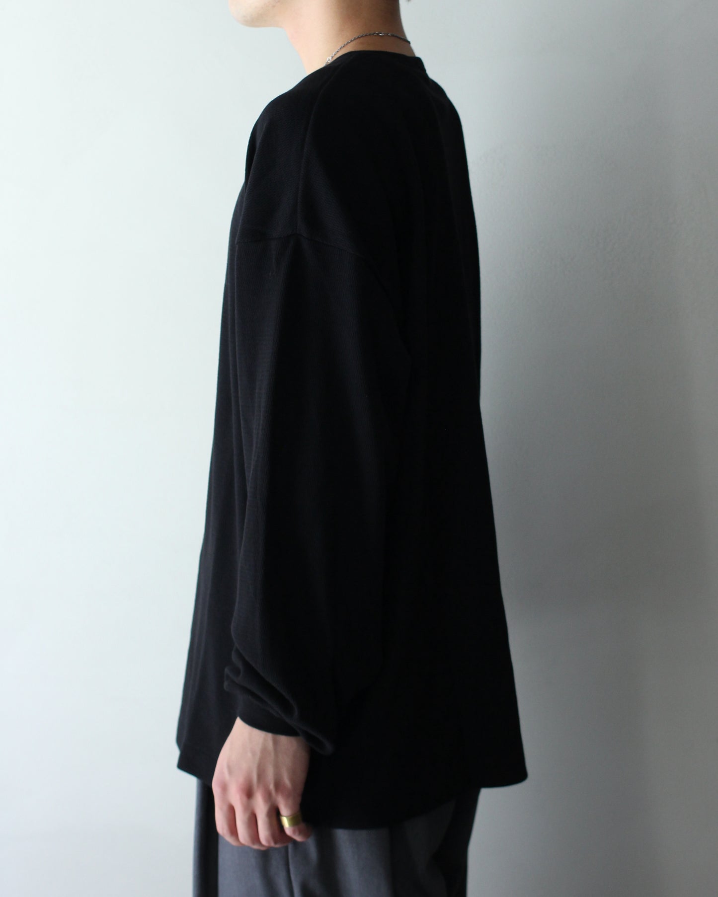 ULTERIOR / C/CASH HONEYCOMB HENLEY-NECK TOP "BLACK"