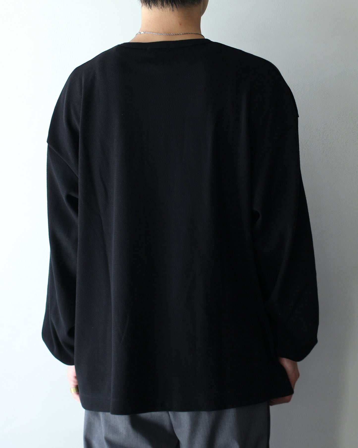 ULTERIOR / C/CASH HONEYCOMB HENLEY-NECK TOP "BLACK"