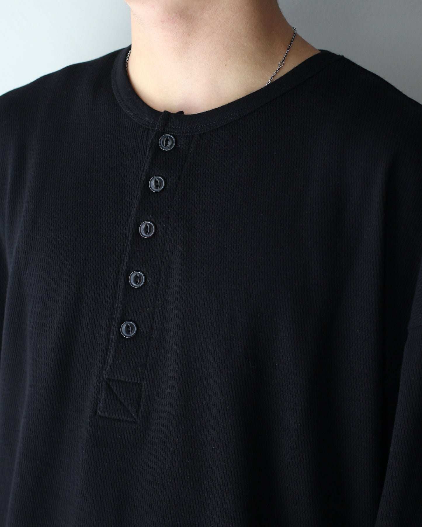 ULTERIOR / C/CASH HONEYCOMB HENLEY-NECK TOP "BLACK"