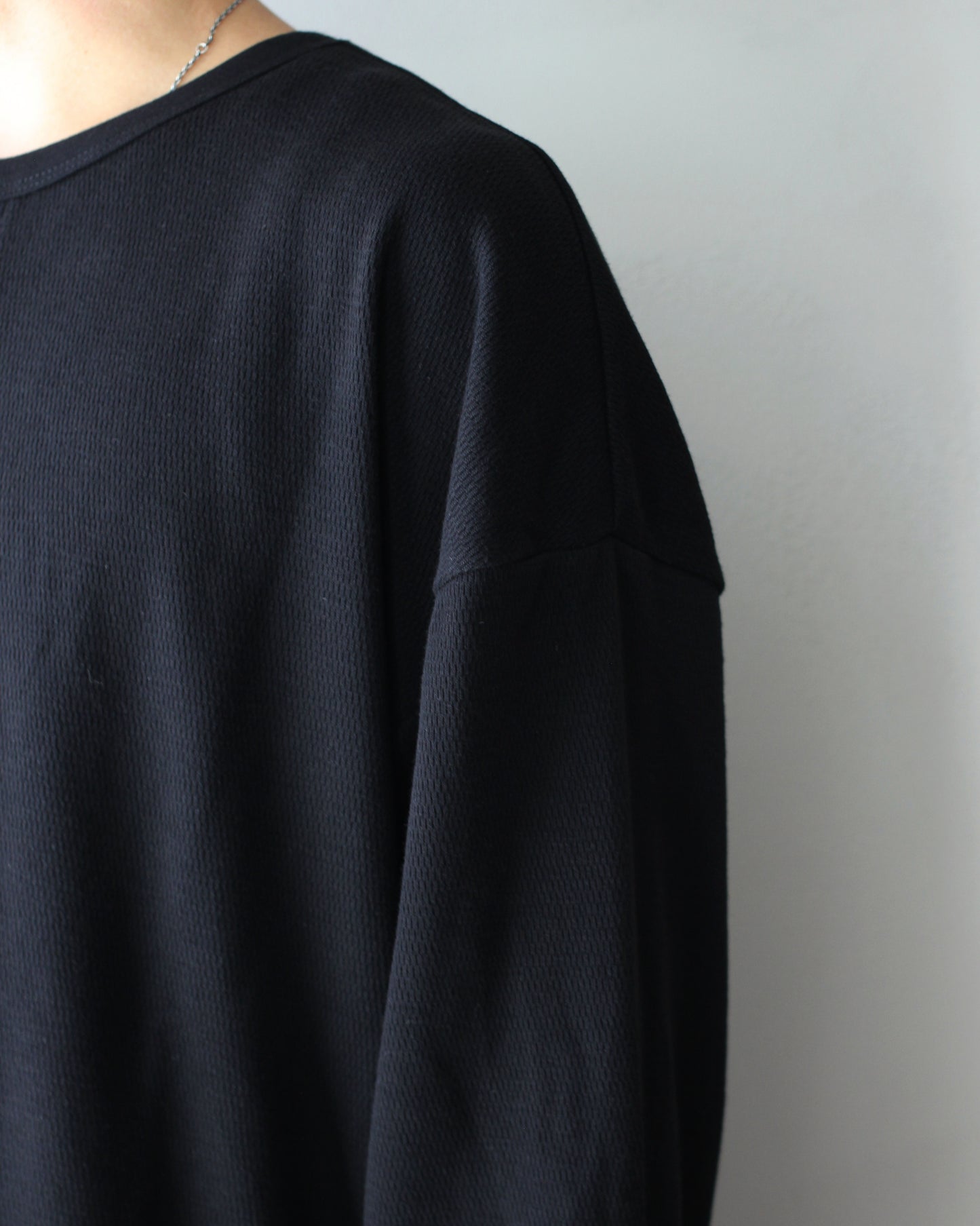 ULTERIOR / C/CASH HONEYCOMB HENLEY-NECK TOP "BLACK"
