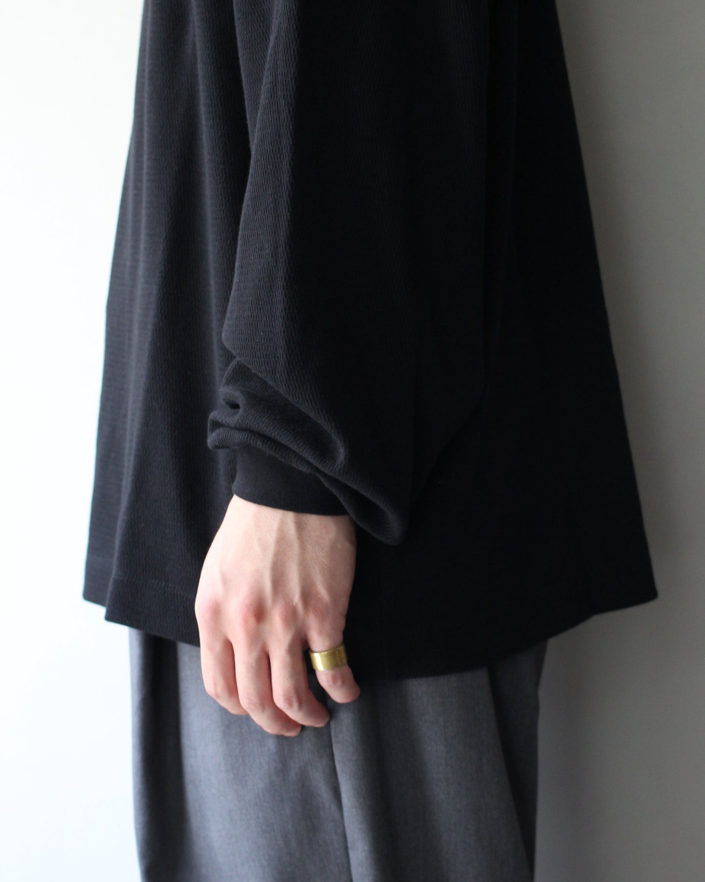 ULTERIOR / C/CASH HONEYCOMB HENLEY-NECK TOP "BLACK"