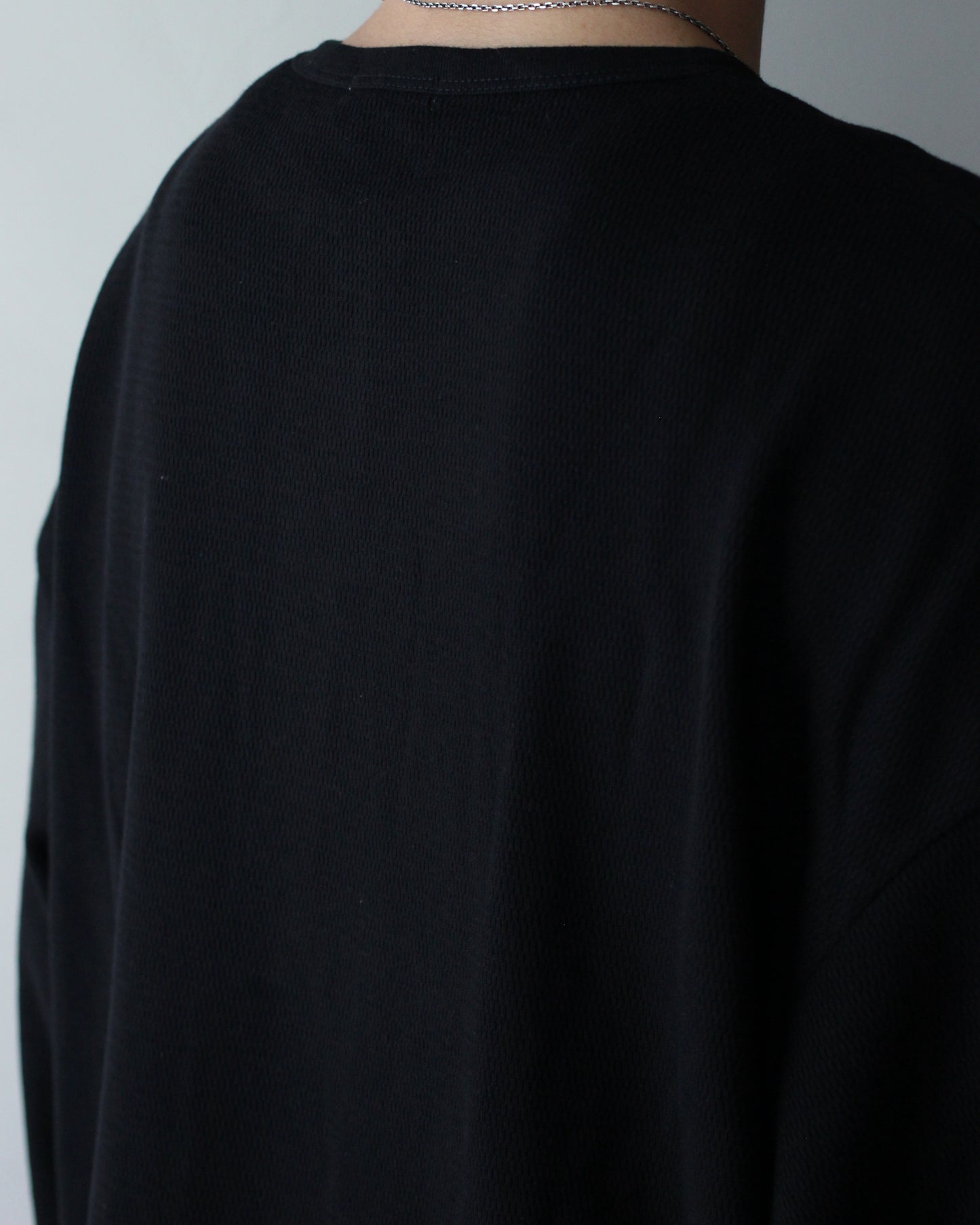 ULTERIOR / C/CASH HONEYCOMB HENLEY-NECK TOP "BLACK"