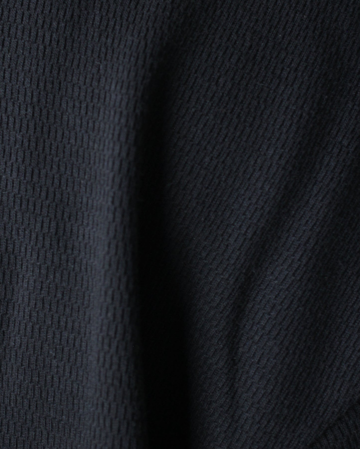 ULTERIOR / C/CASH HONEYCOMB HENLEY-NECK TOP "BLACK"