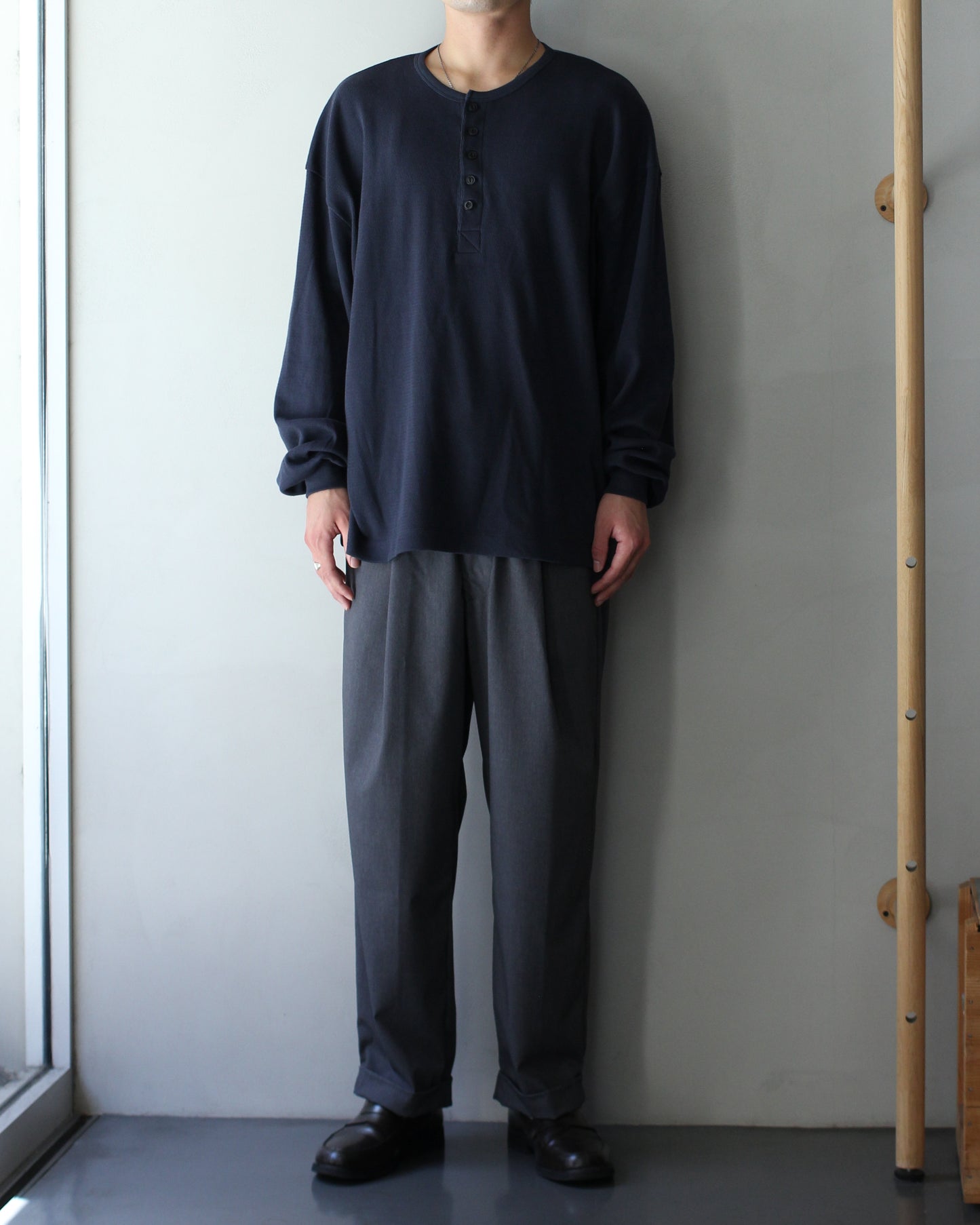 ULTERIOR / C/CASH HONEYCOMB HENLEY-NECK TOP "BLUE GREY"