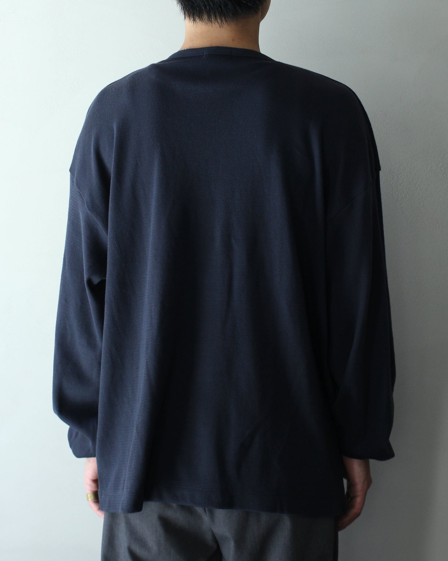 ULTERIOR / C/CASH HONEYCOMB HENLEY-NECK TOP "BLUE GREY"