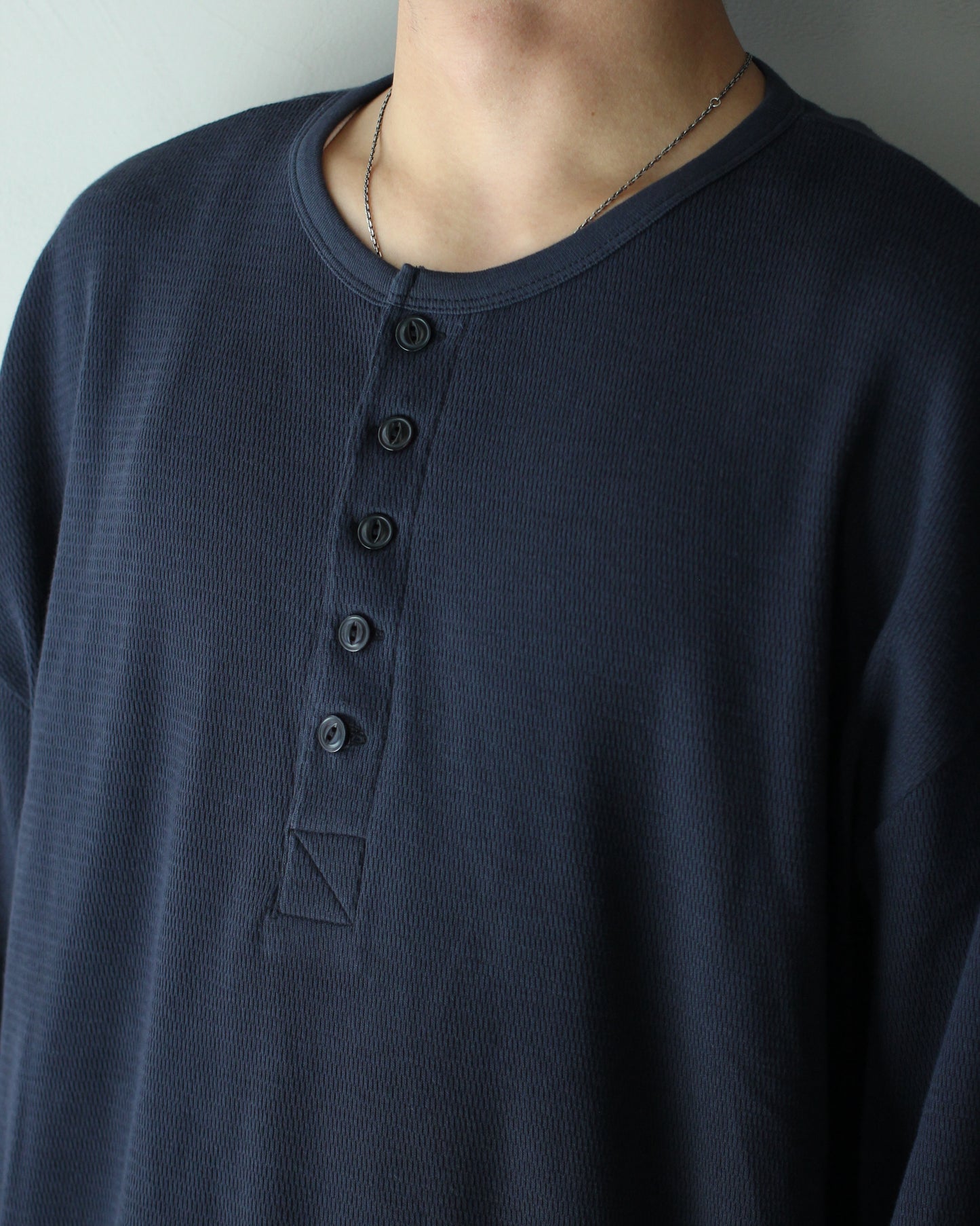 ULTERIOR / C/CASH HONEYCOMB HENLEY-NECK TOP "BLUE GREY"