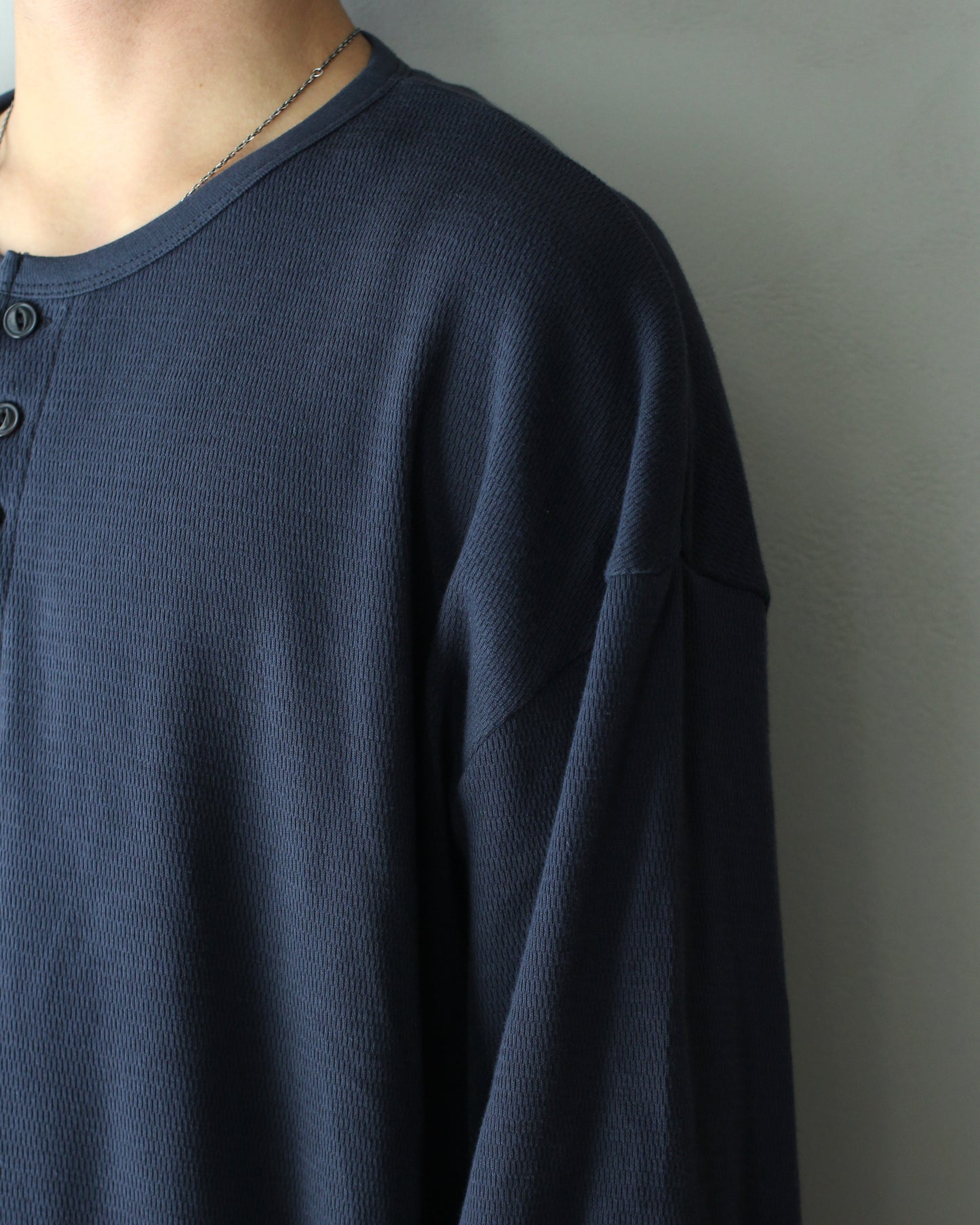 ULTERIOR / C/CASH HONEYCOMB HENLEY-NECK TOP "BLUE GREY"