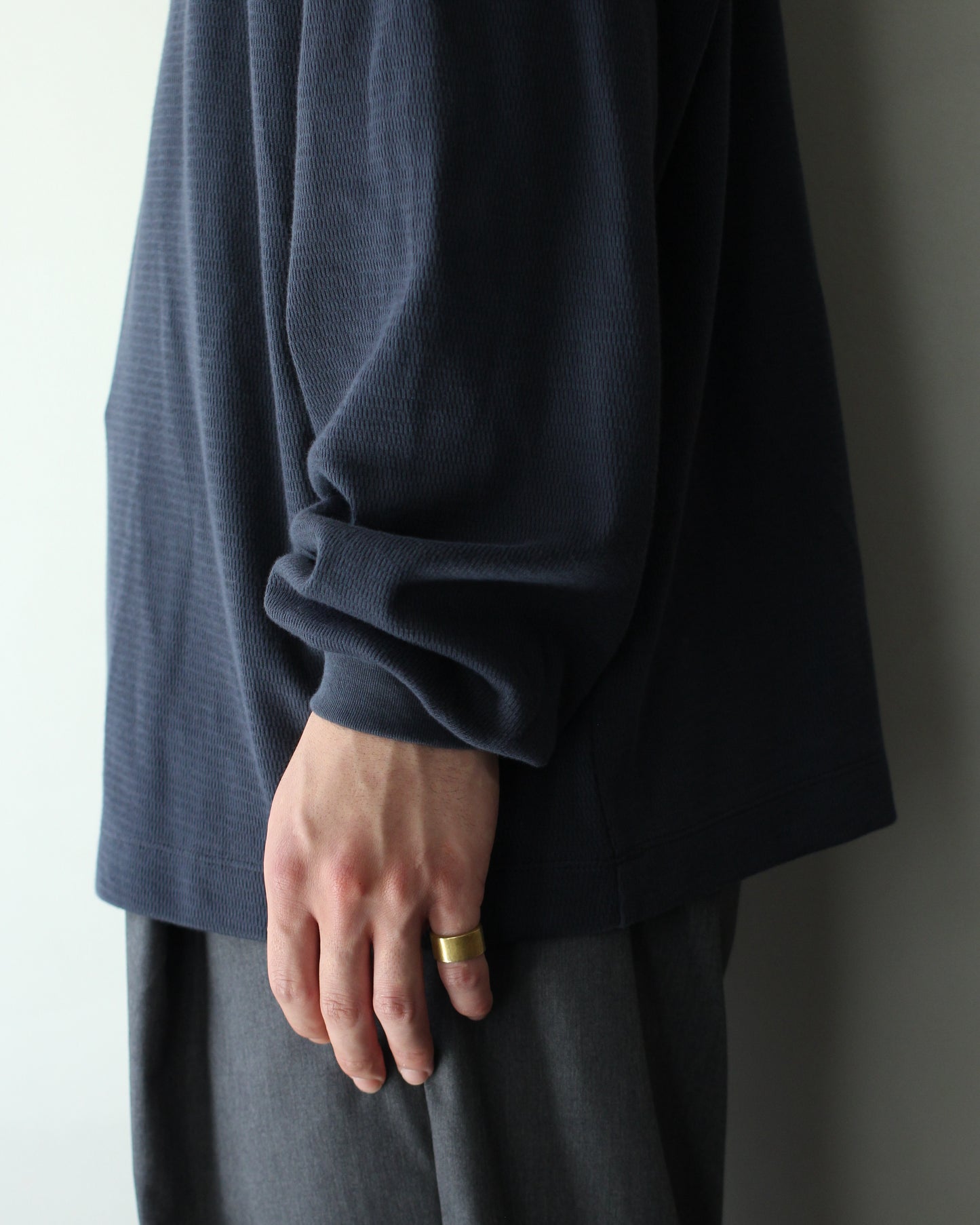 ULTERIOR / C/CASH HONEYCOMB HENLEY-NECK TOP "BLUE GREY"