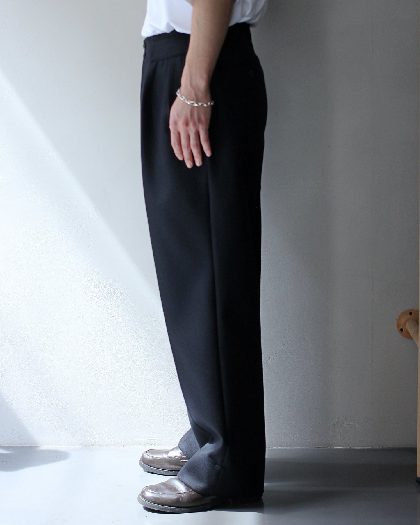 ULTERIOR / SUPER FINE LIGHT MELTON TUCKED TROUSERS "BLACK"