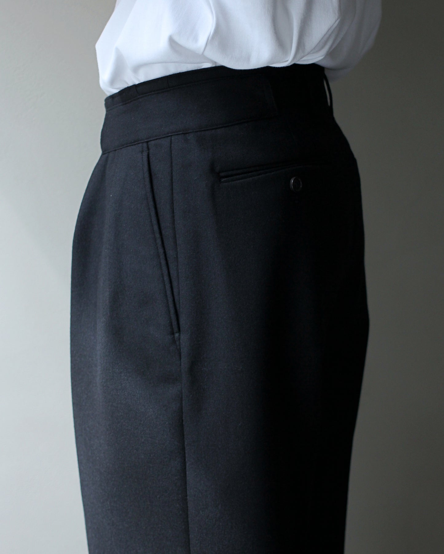 ULTERIOR / SUPER FINE LIGHT MELTON TUCKED TROUSERS "BLACK"