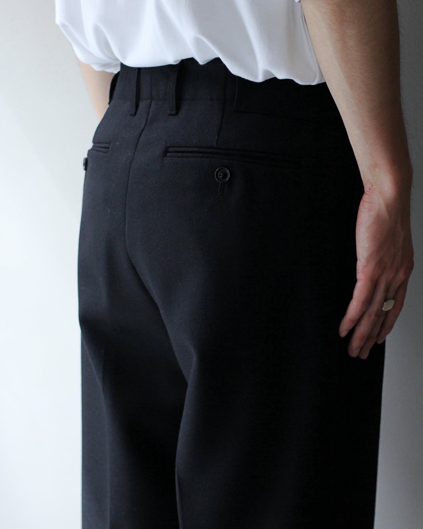 ULTERIOR / SUPER FINE LIGHT MELTON TUCKED TROUSERS "BLACK"