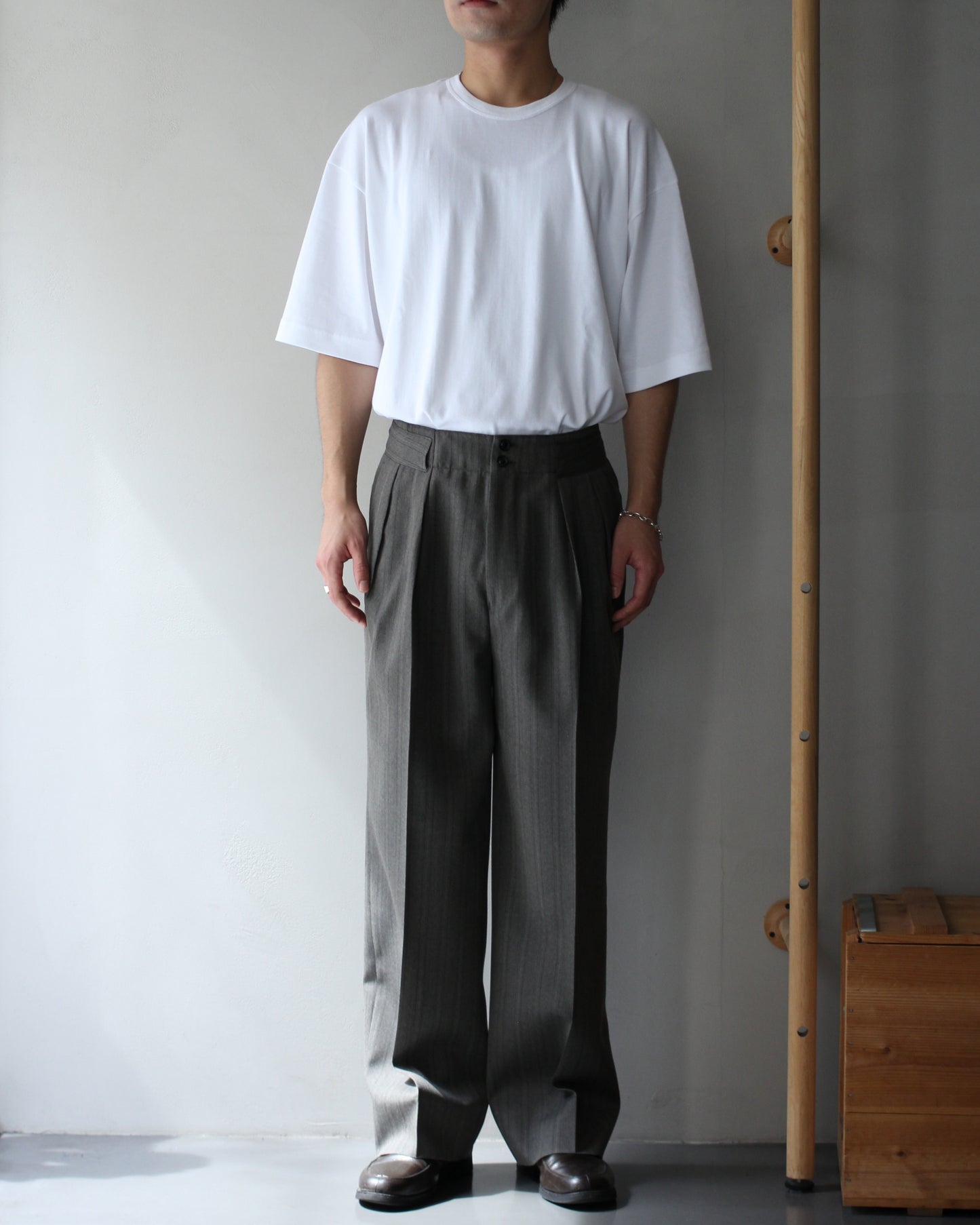 ULTERIOR / MELANGE HERRINGBONE STRIPE TUCKED TROUSERS"DUSTY GREY"
