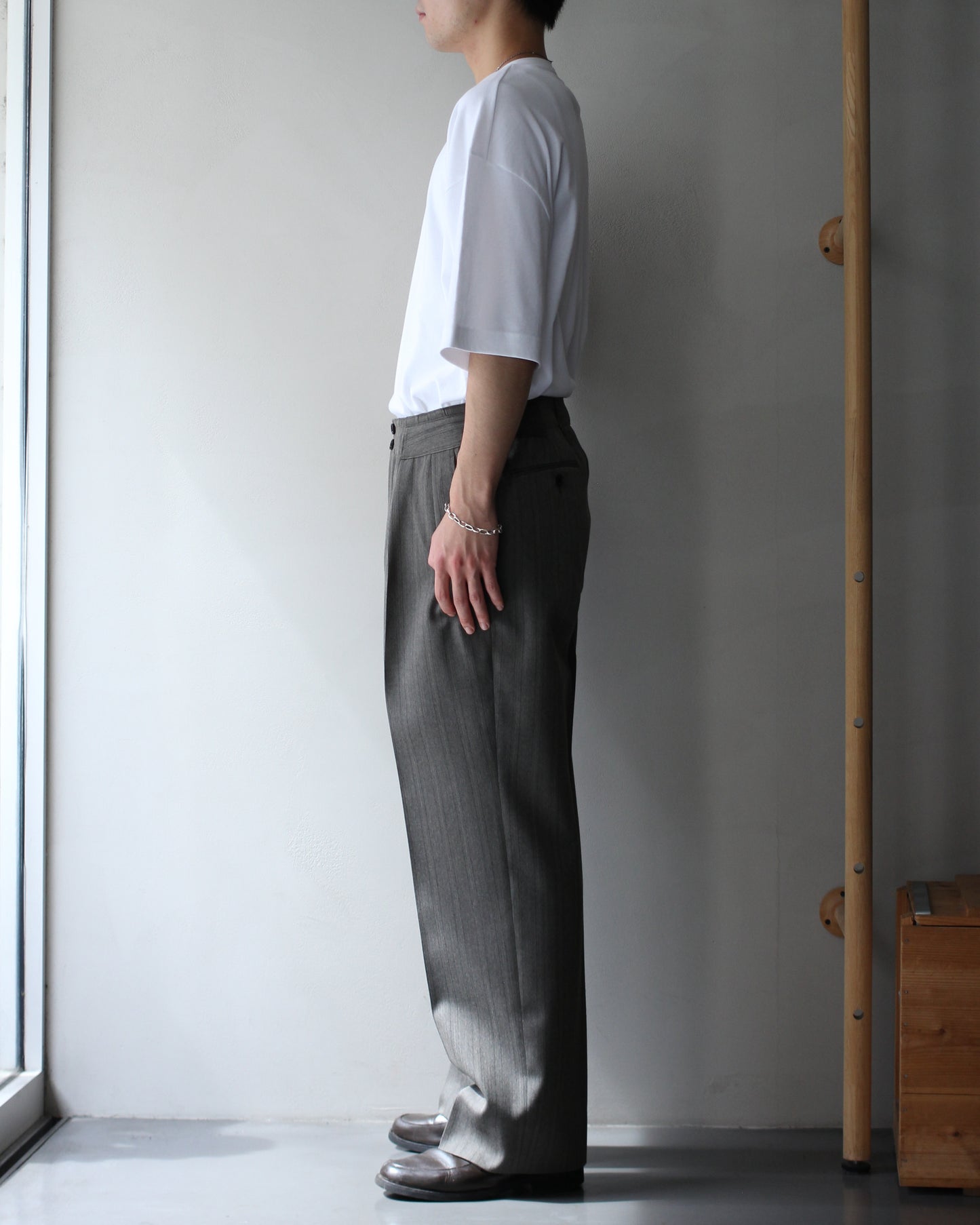 ULTERIOR / MELANGE HERRINGBONE STRIPE TUCKED TROUSERS"DUSTY GREY"