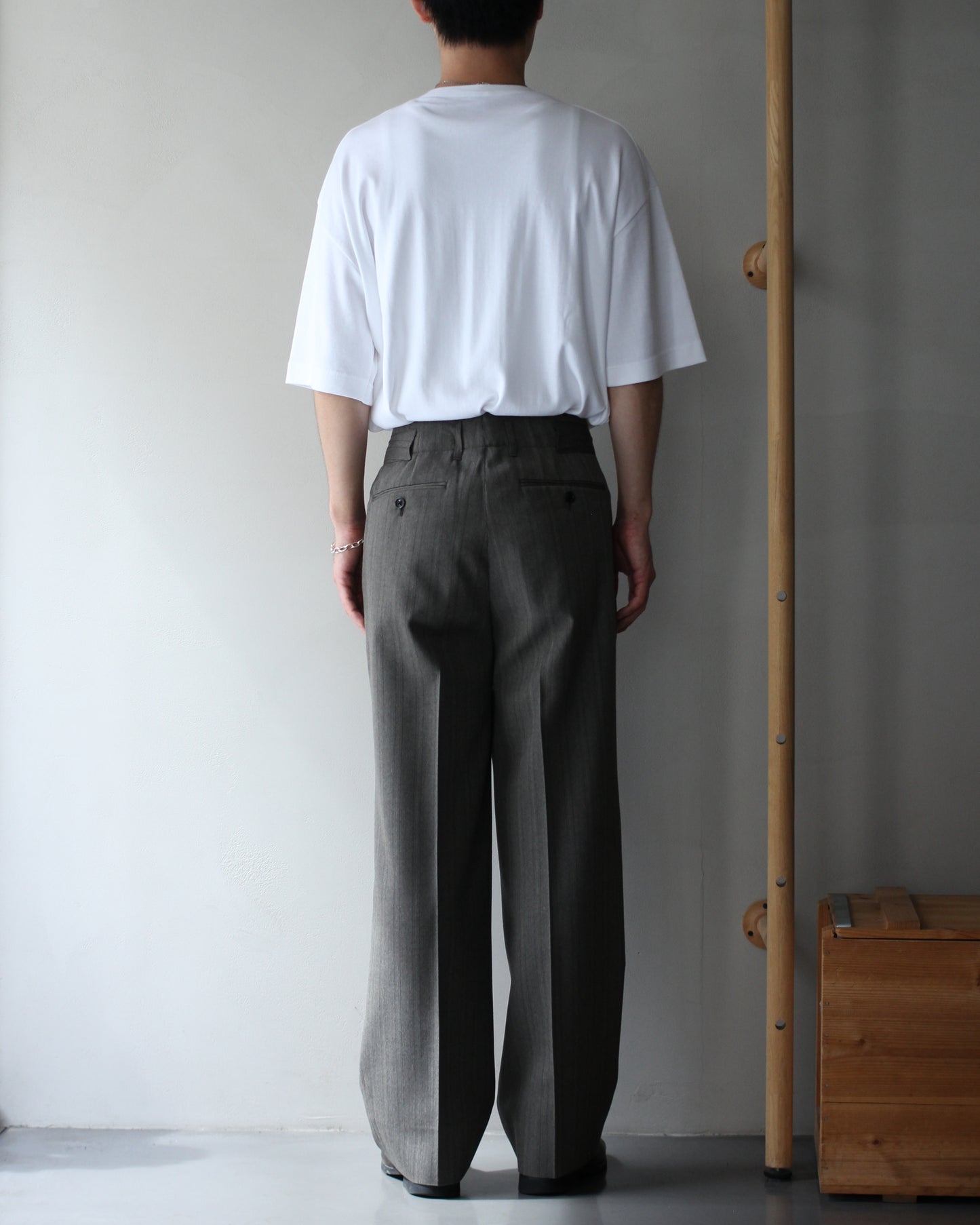 ULTERIOR / MELANGE HERRINGBONE STRIPE TUCKED TROUSERS"DUSTY GREY"