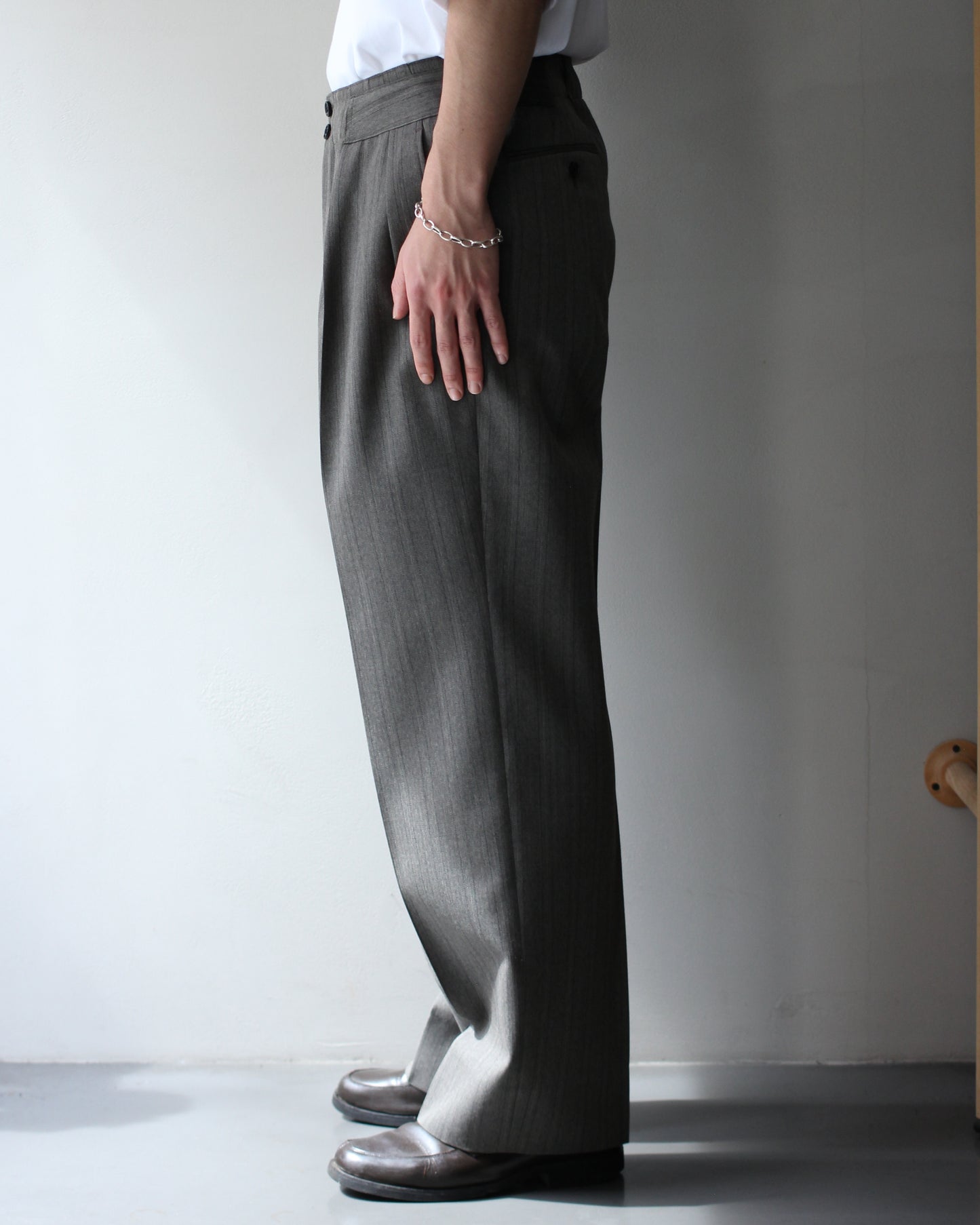 ULTERIOR / MELANGE HERRINGBONE STRIPE TUCKED TROUSERS"DUSTY GREY"