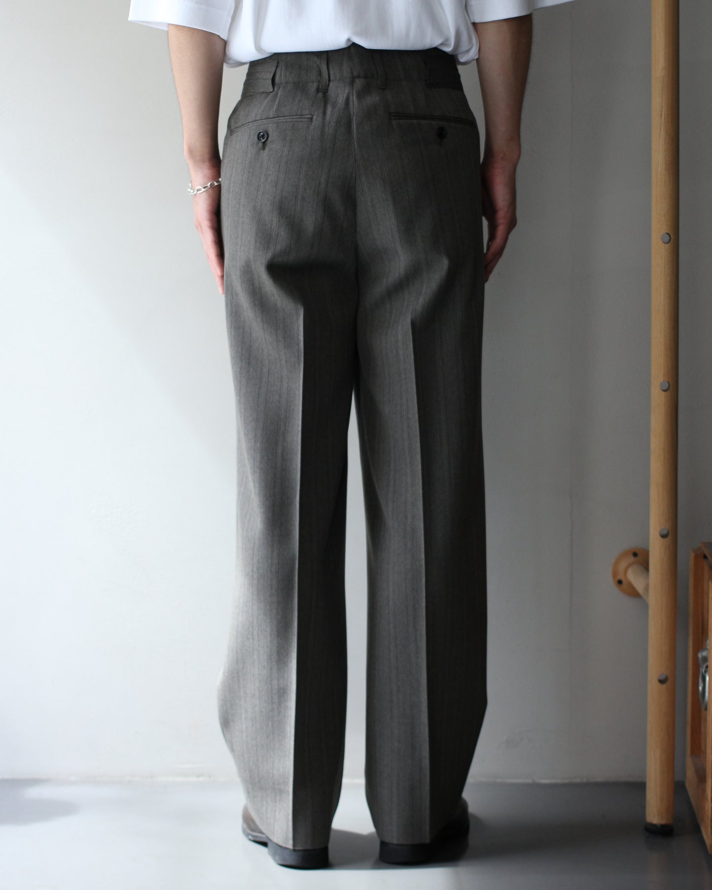 ULTERIOR / MELANGE HERRINGBONE STRIPE TUCKED TROUSERS"DUSTY GREY"