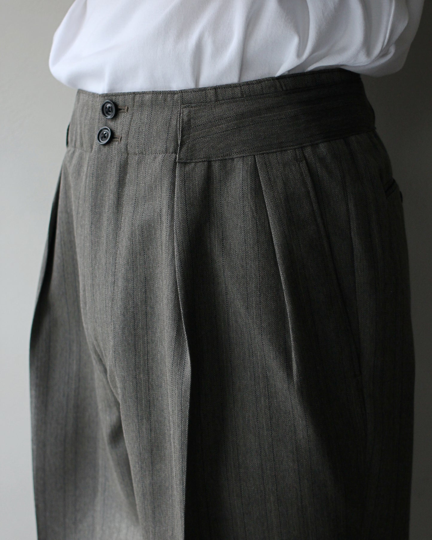 ULTERIOR / MELANGE HERRINGBONE STRIPE TUCKED TROUSERS"DUSTY GREY"