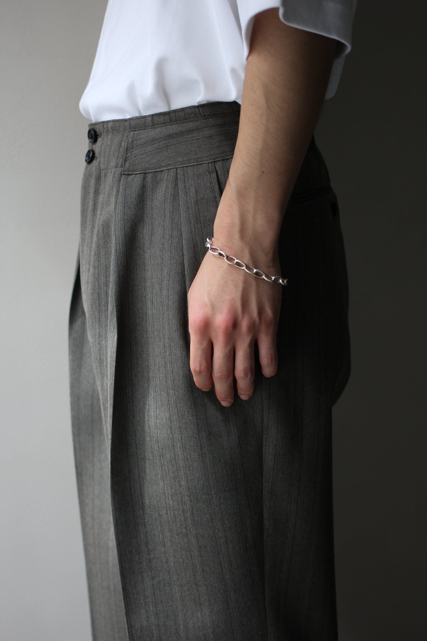 ULTERIOR / MELANGE HERRINGBONE STRIPE TUCKED TROUSERS"DUSTY GREY"