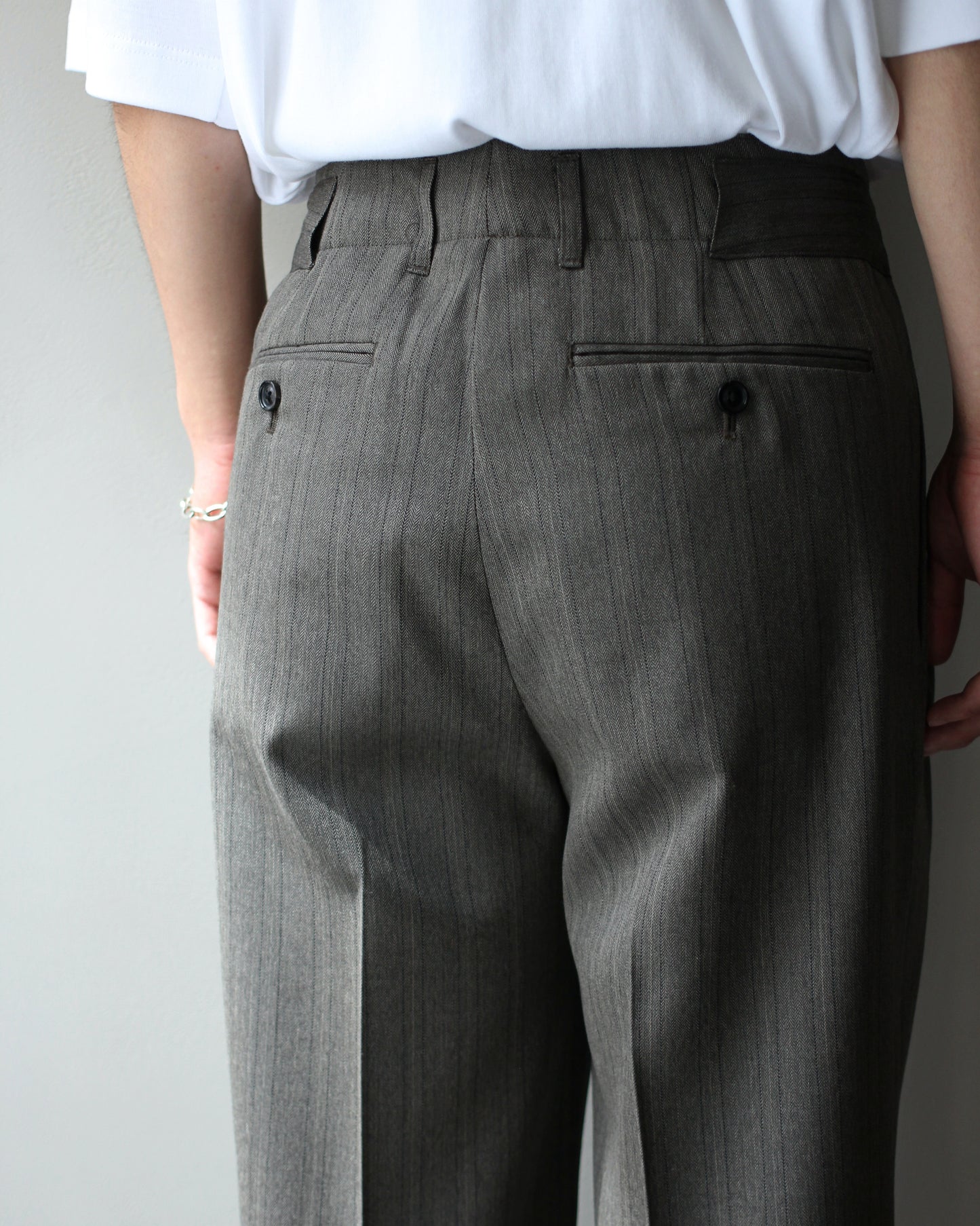 ULTERIOR / MELANGE HERRINGBONE STRIPE TUCKED TROUSERS"DUSTY GREY"
