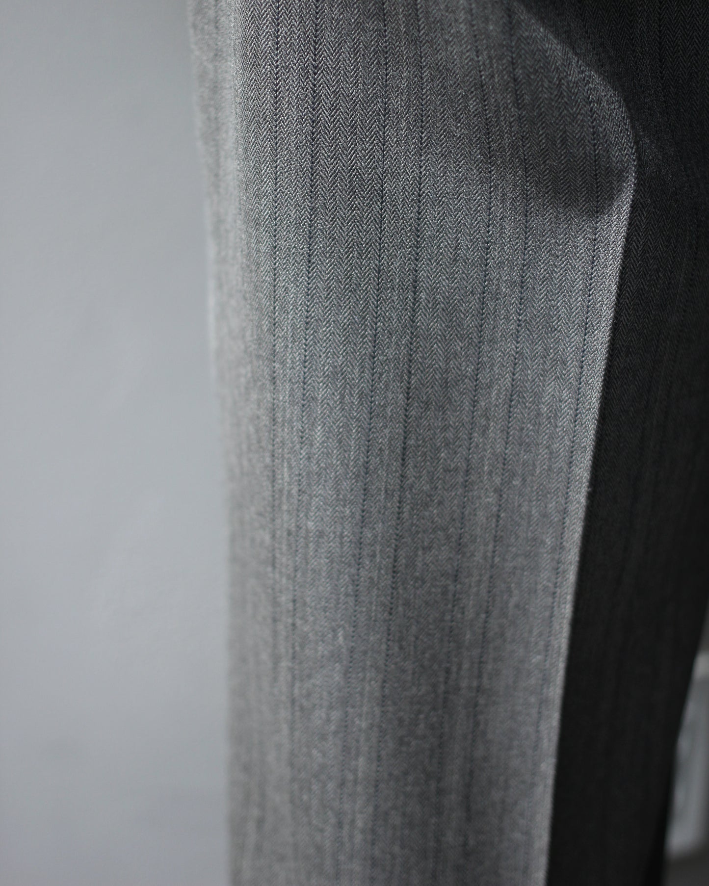 ULTERIOR / MELANGE HERRINGBONE STRIPE TUCKED TROUSERS"DUSTY GREY"