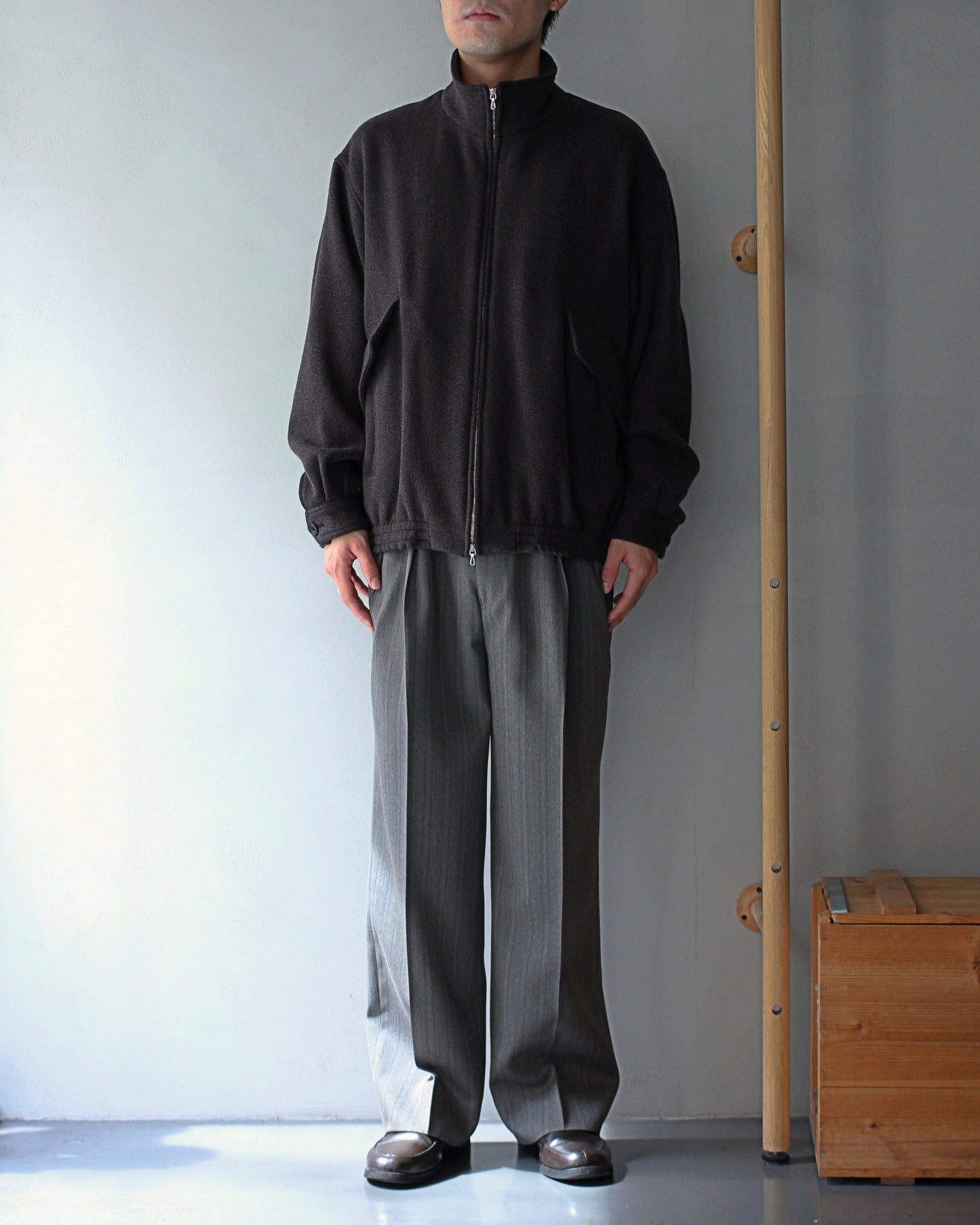 ULTERIOR/ WOOL SILK KERSEY ZIP UP JKT ”KHAKI BLACK″
