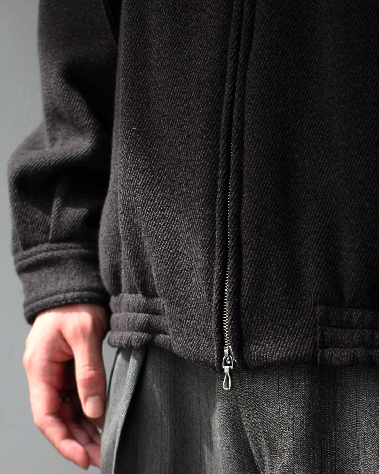 ULTERIOR/ WOOL SILK KERSEY ZIP UP JKT ”KHAKI BLACK″
