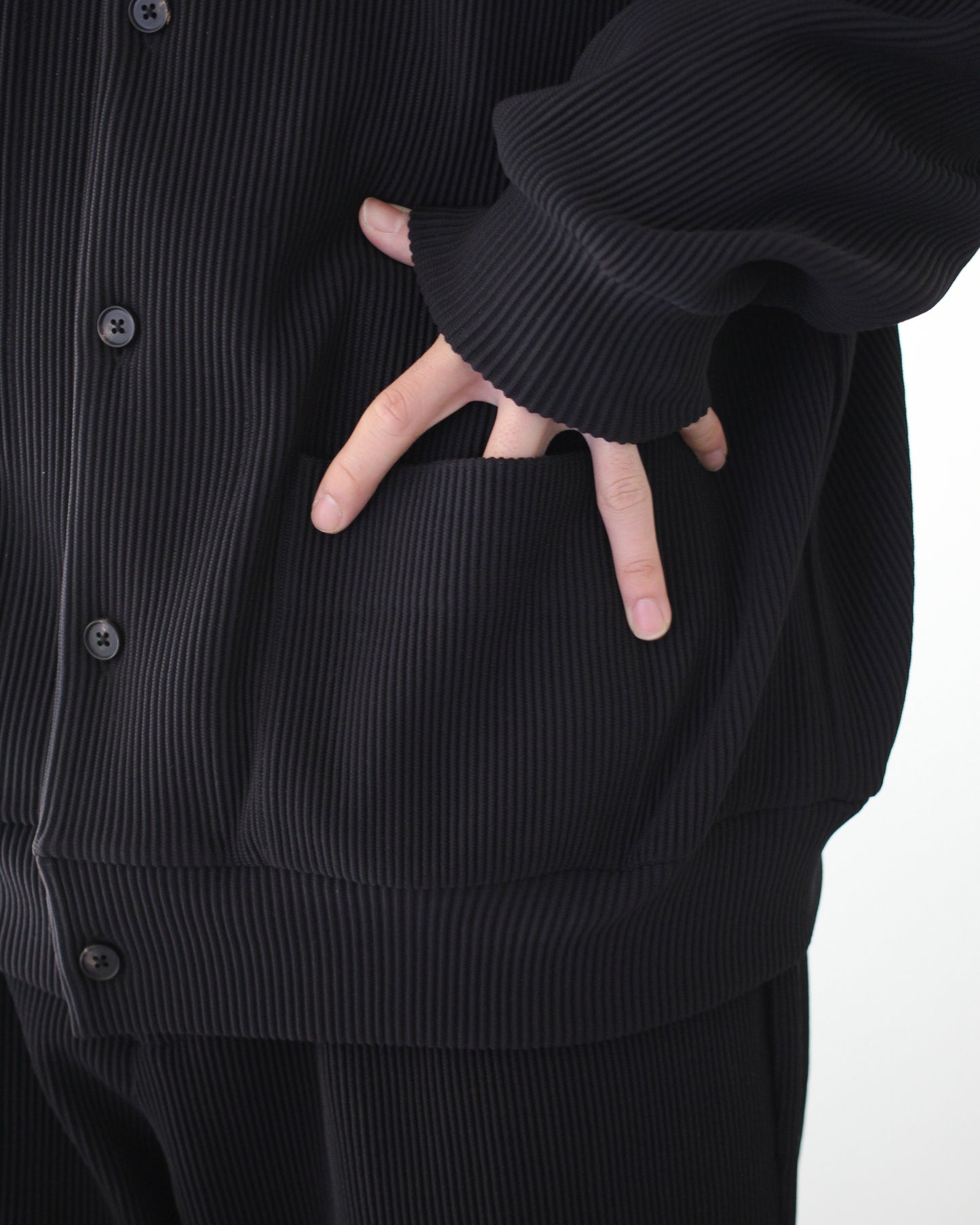 stein / GRADATION PLEATS CARDIGAN "BLACK"