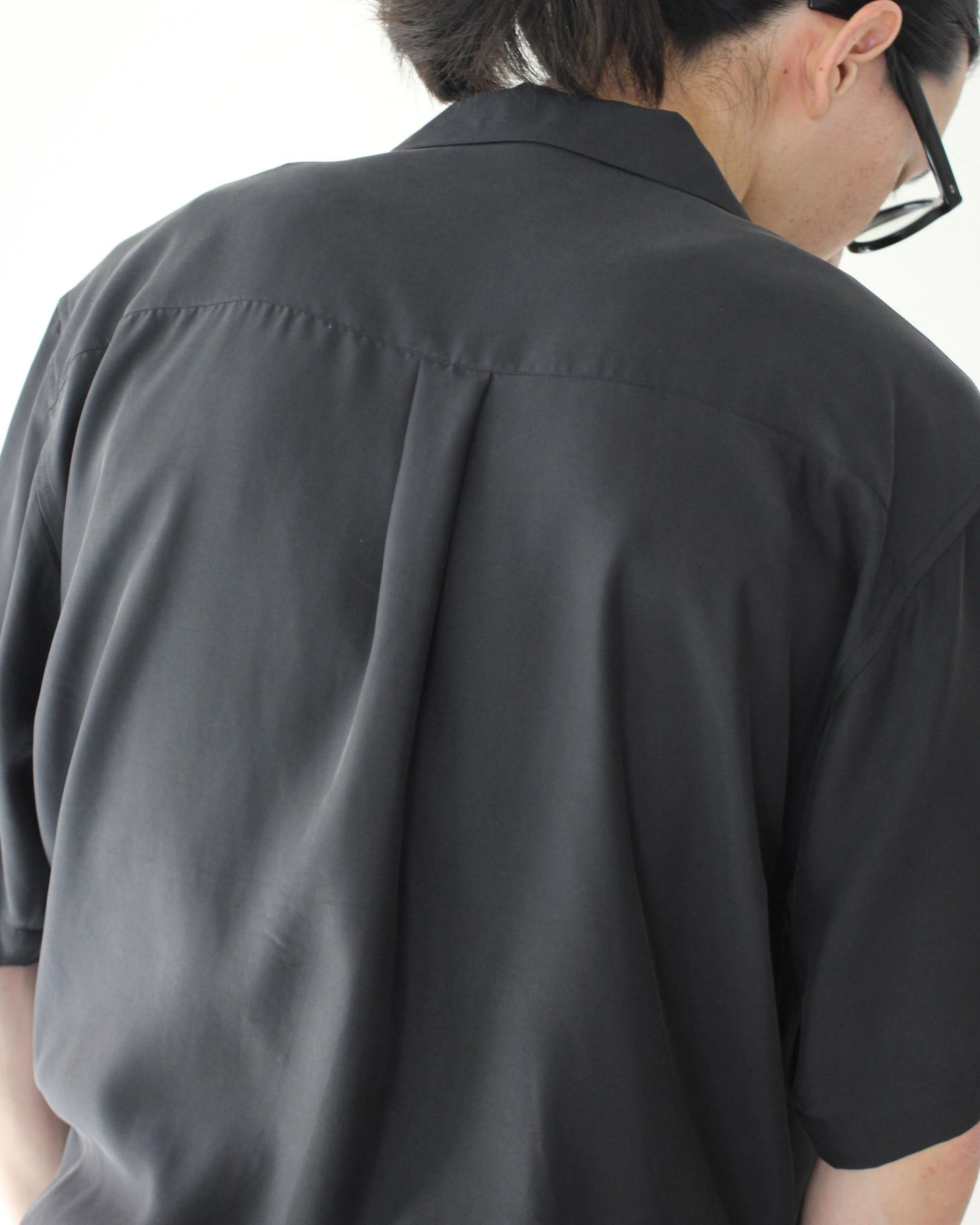 stein / OVERSIZED CUPRO OPEN COLLAR SS SHIRT "BLACK"