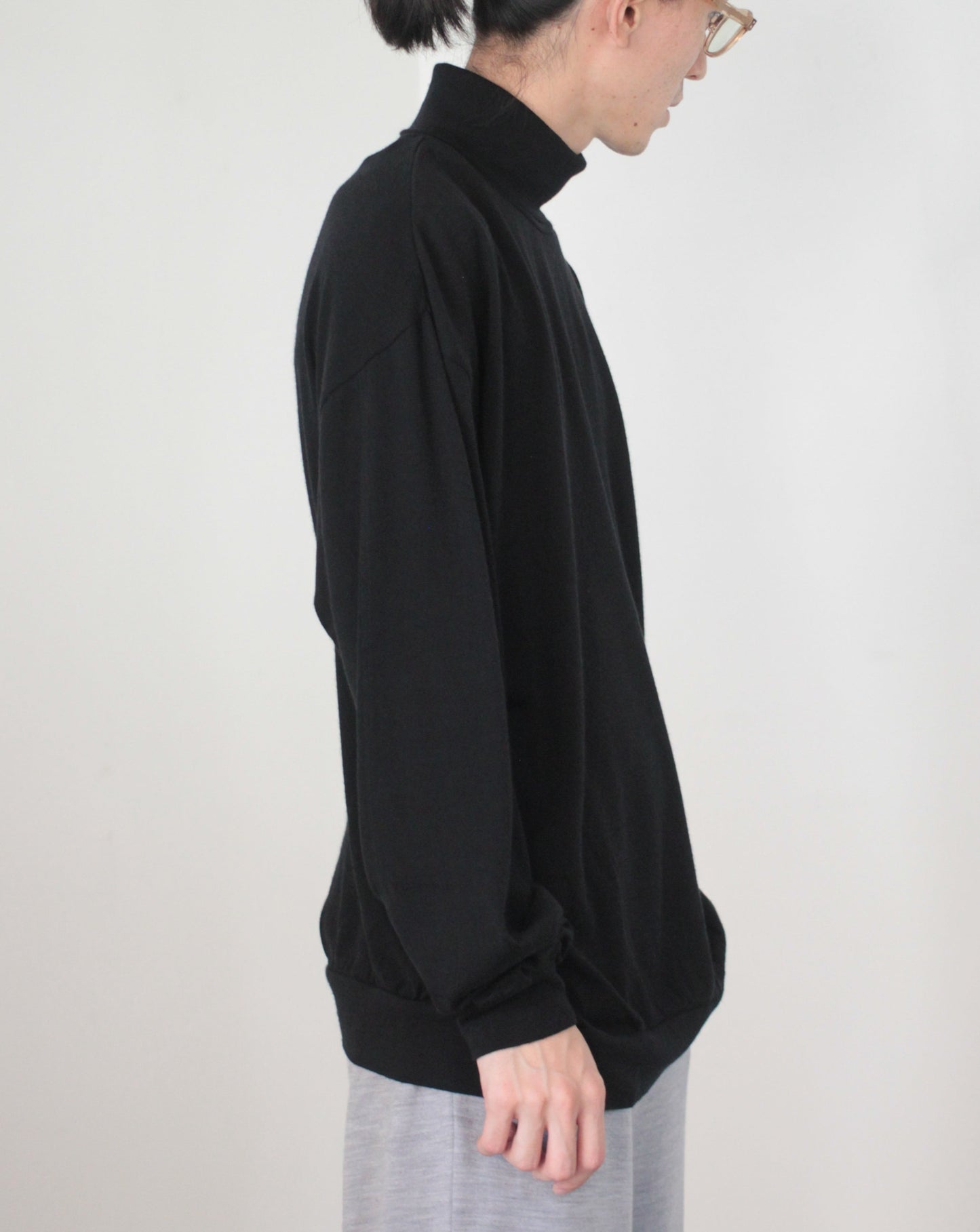 ulterior / SUPER FINE WOOL COTTON HIGH NECK P/O "BLACK"