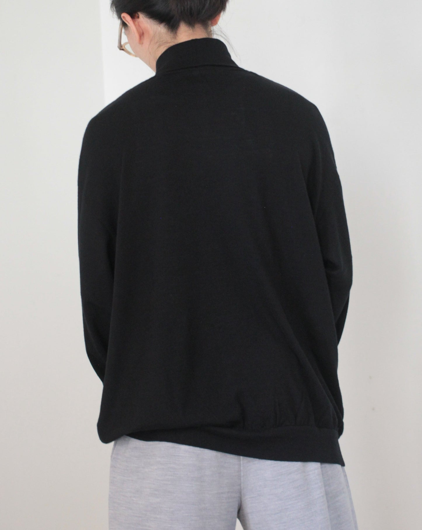 ulterior / SUPER FINE WOOL COTTON HIGH NECK P/O "BLACK"