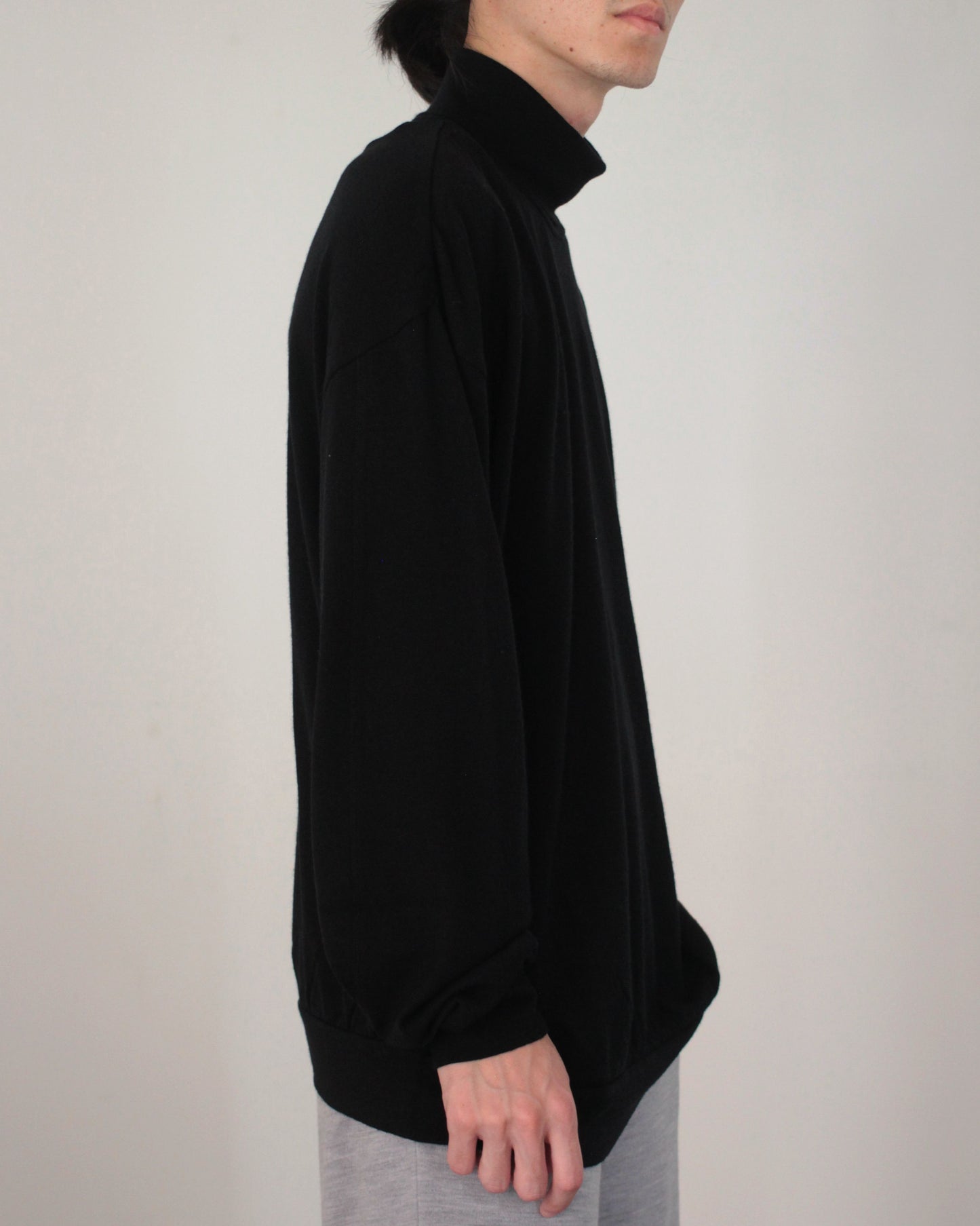 ulterior / SUPER FINE WOOL COTTON HIGH NECK P/O "BLACK"