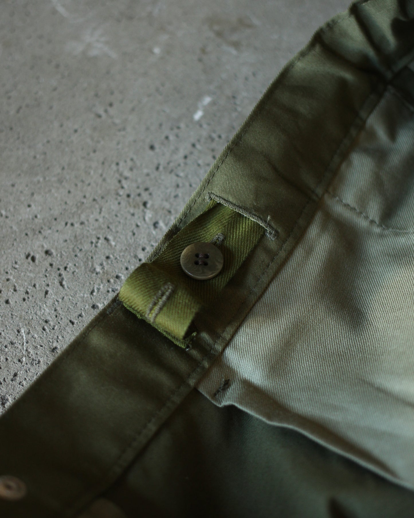 REVERBERATE/TACKED CHINO TROUSERS(STANDARD)"KHAKI GREEN"
