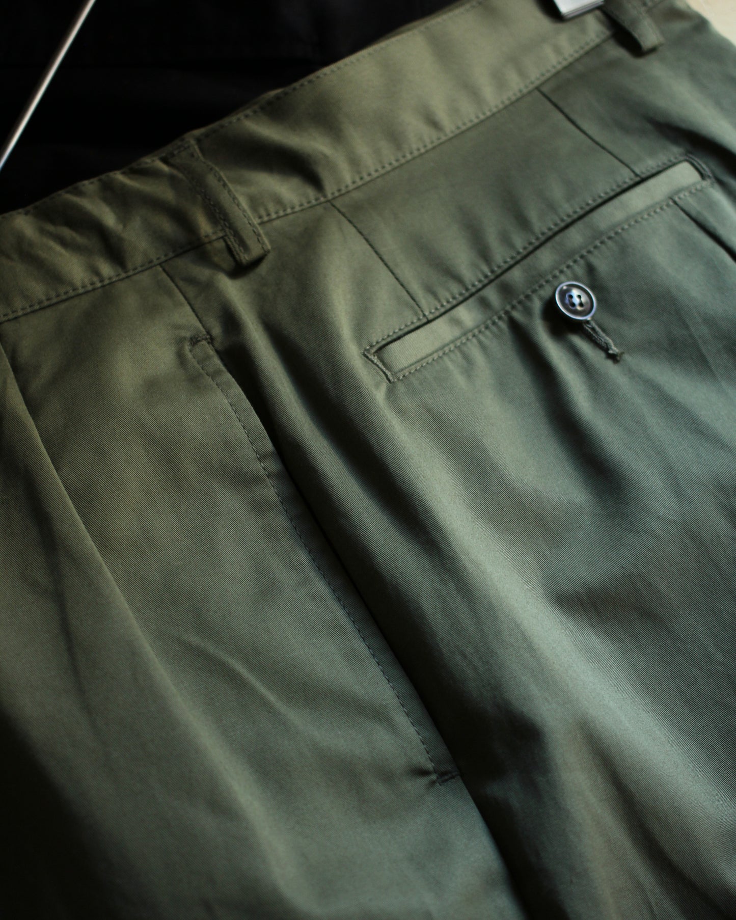 REVERBERATE/TACKED CHINO TROUSERS(STANDARD)"KHAKI GREEN"