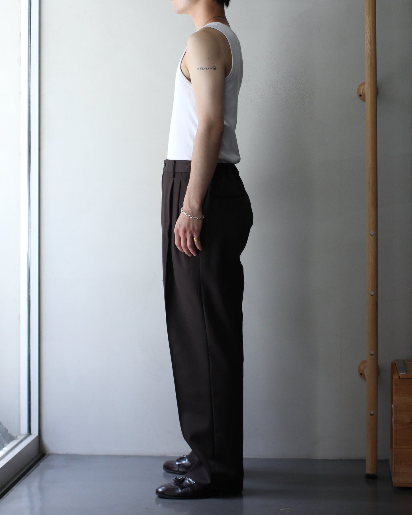 ssstein/TWO TUCK EASY TROUSERS "MILITARY KHAKI"
