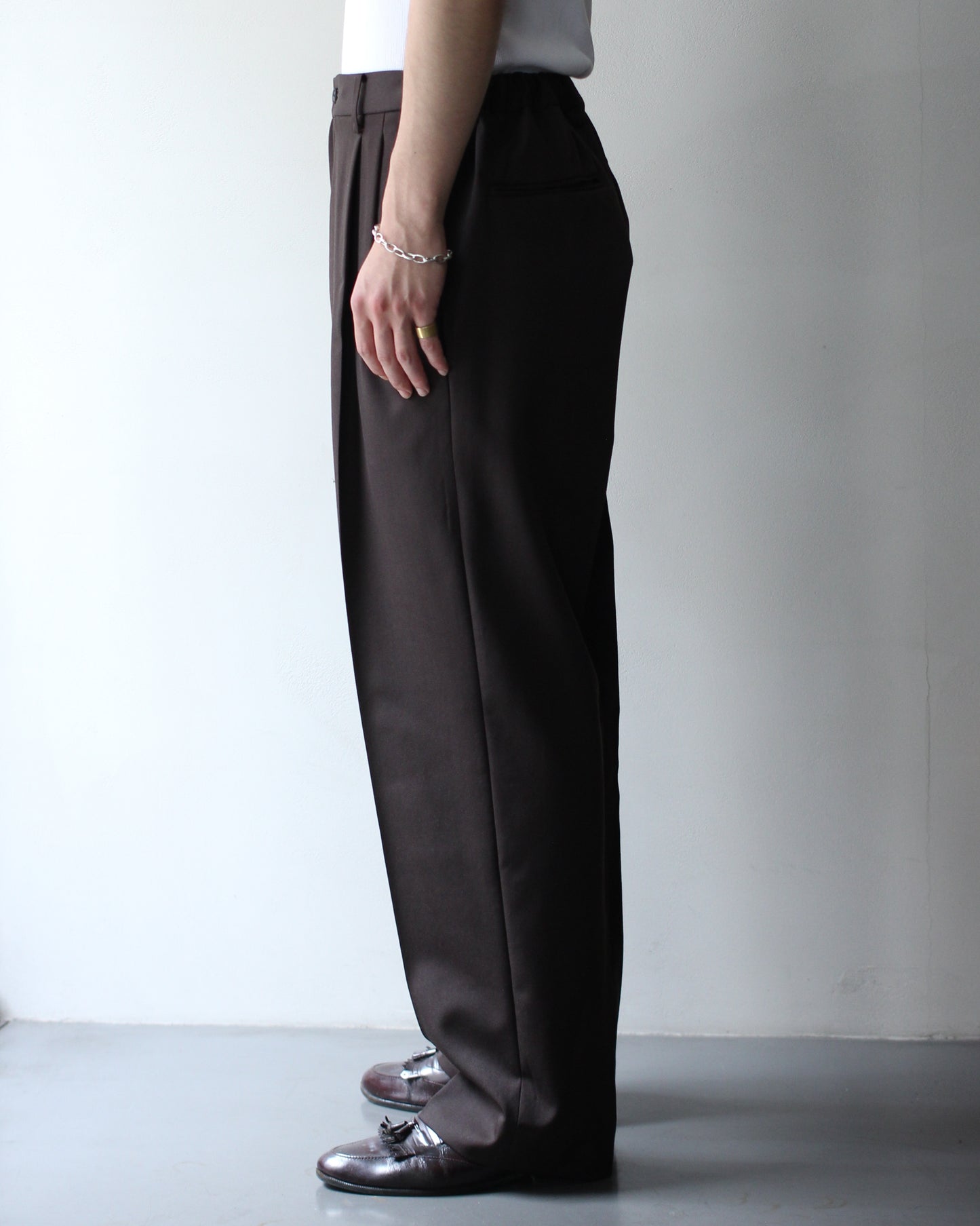 ssstein/TWO TUCK EASY TROUSERS "MILITARY KHAKI"