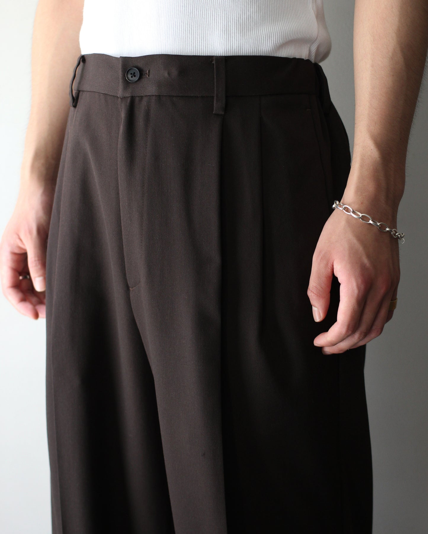 ssstein/TWO TUCK EASY TROUSERS "MILITARY KHAKI"