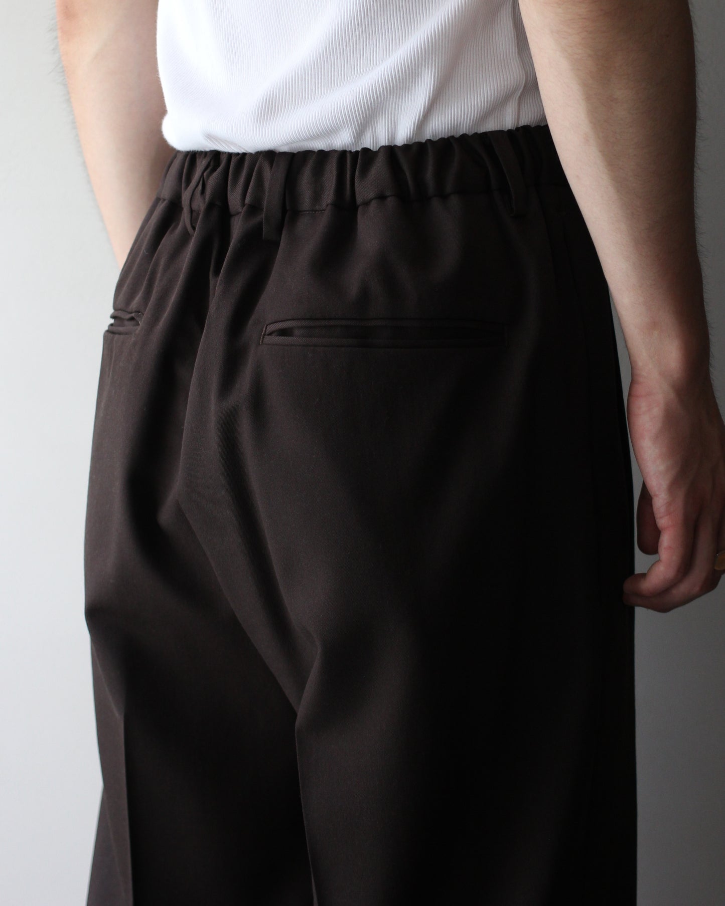 ssstein/TWO TUCK EASY TROUSERS "MILITARY KHAKI"