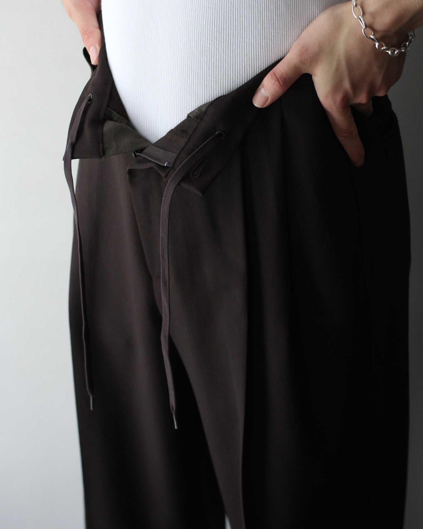 ssstein/TWO TUCK EASY TROUSERS "MILITARY KHAKI"