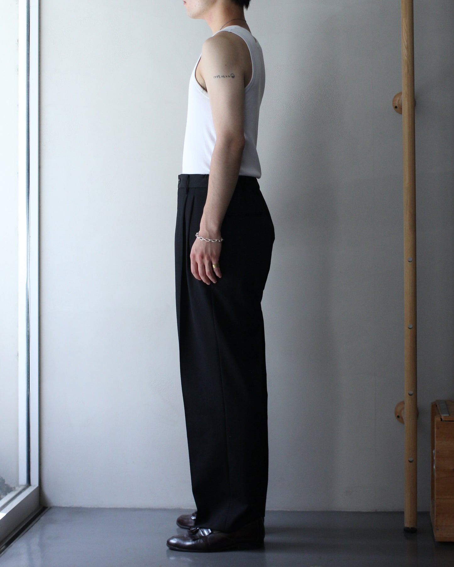 ssstein/TWO TUCK EASY TROUSERS "BLACK"