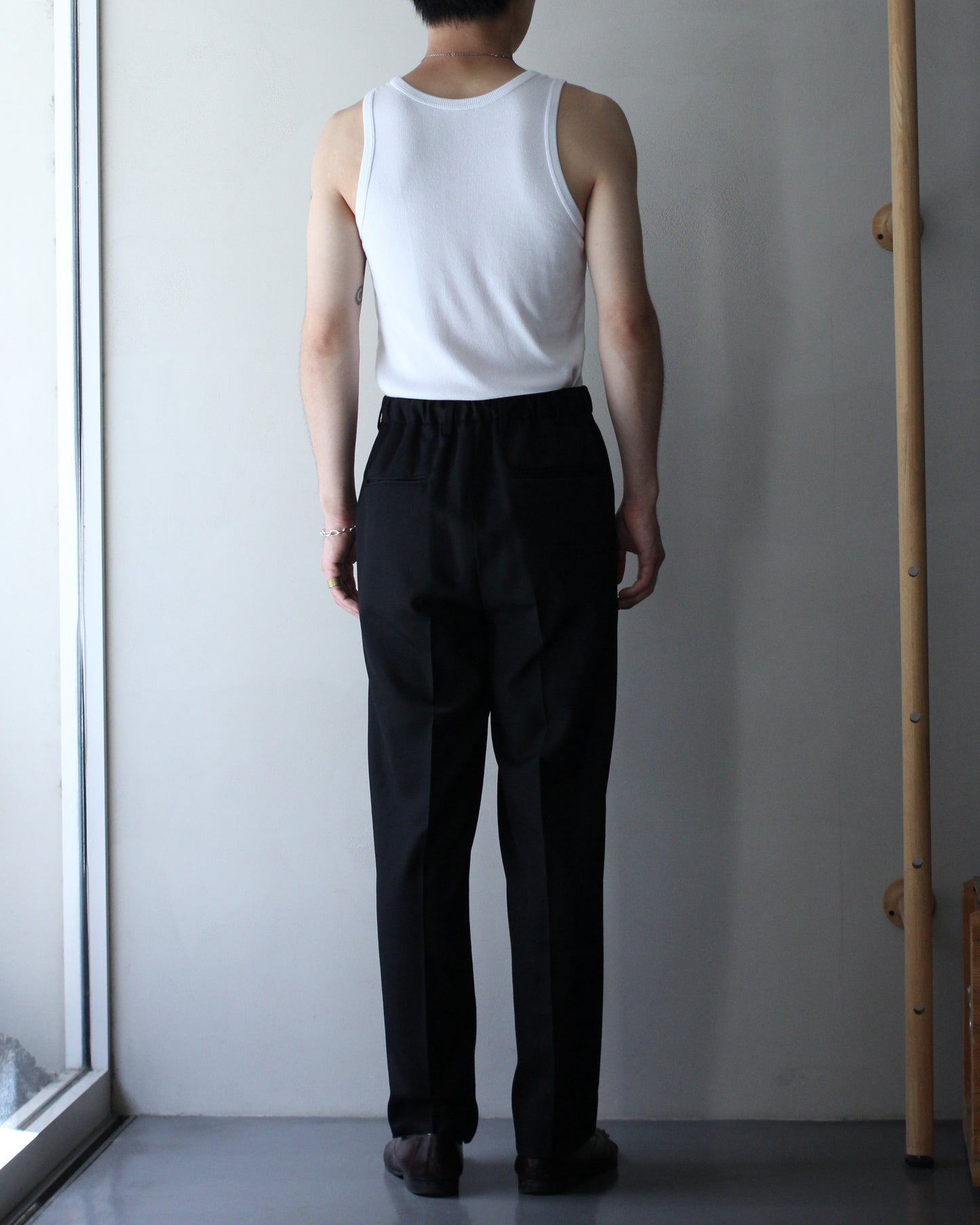 ssstein/TWO TUCK EASY TROUSERS "BLACK"