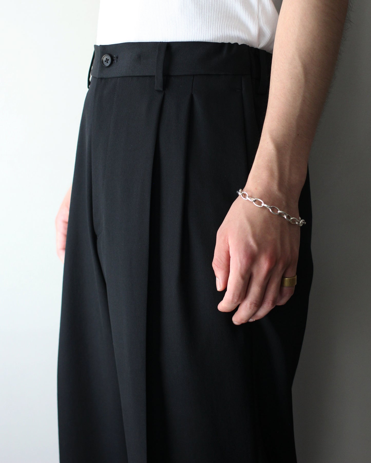 ssstein/TWO TUCK EASY TROUSERS "BLACK"