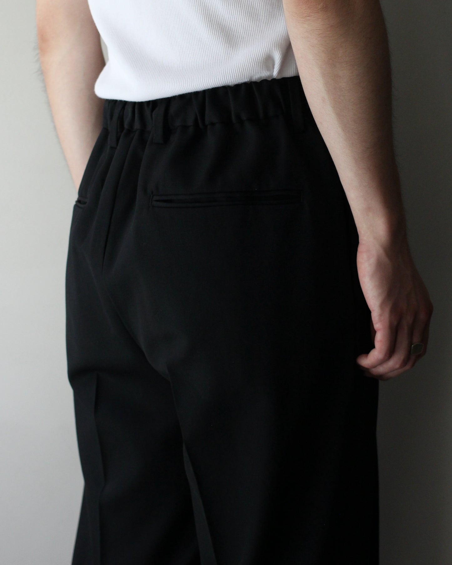 ssstein/TWO TUCK EASY TROUSERS "BLACK"