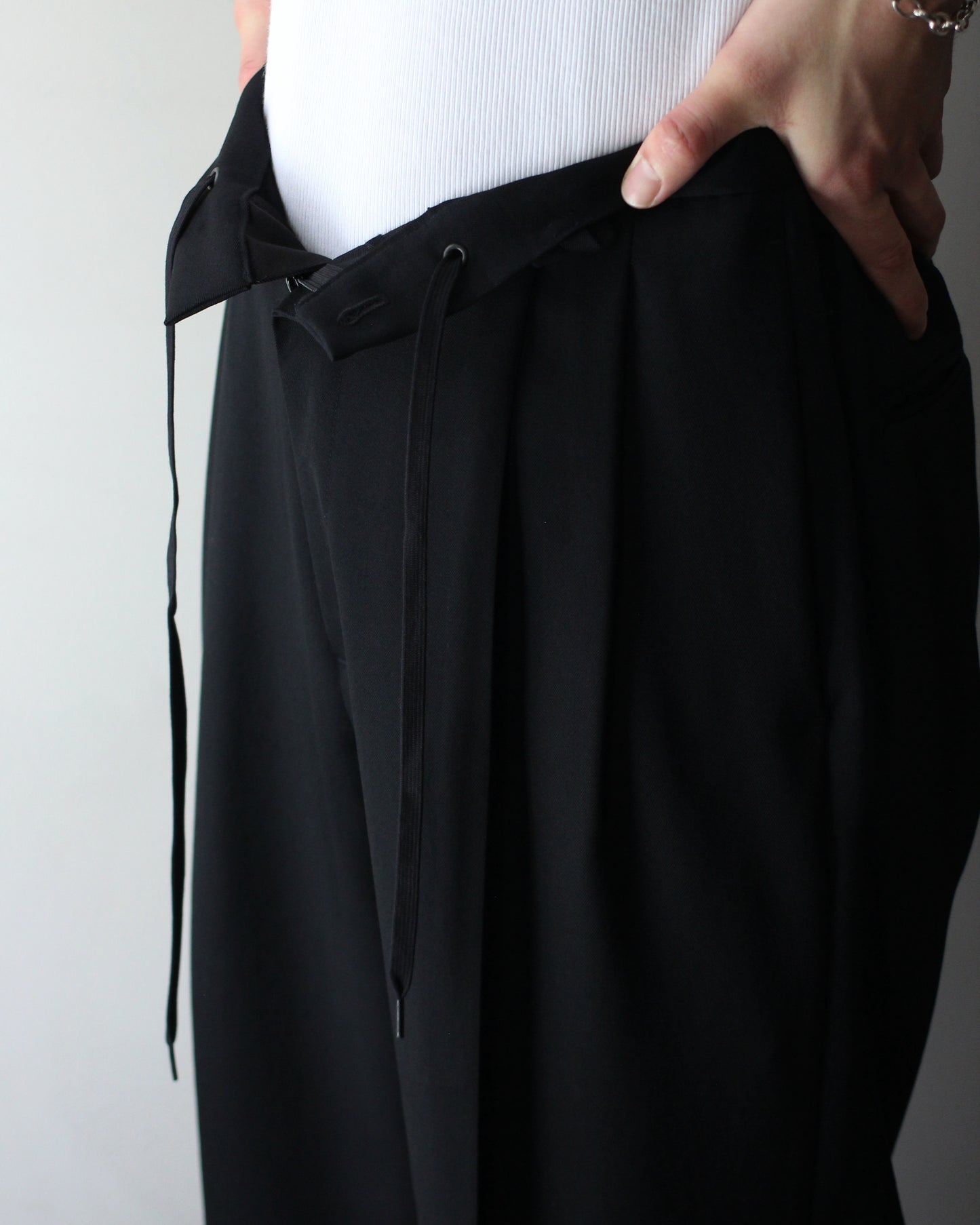 ssstein/TWO TUCK EASY TROUSERS "BLACK"