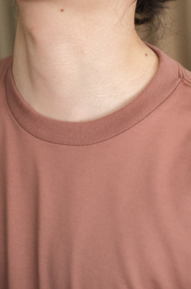 ulterior / suvin cotton S/S tee "russet"
