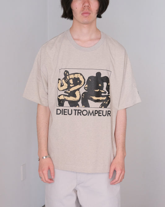 ENDS and MEANS/DIEU TROMPEUR TEE "Silver Beige"