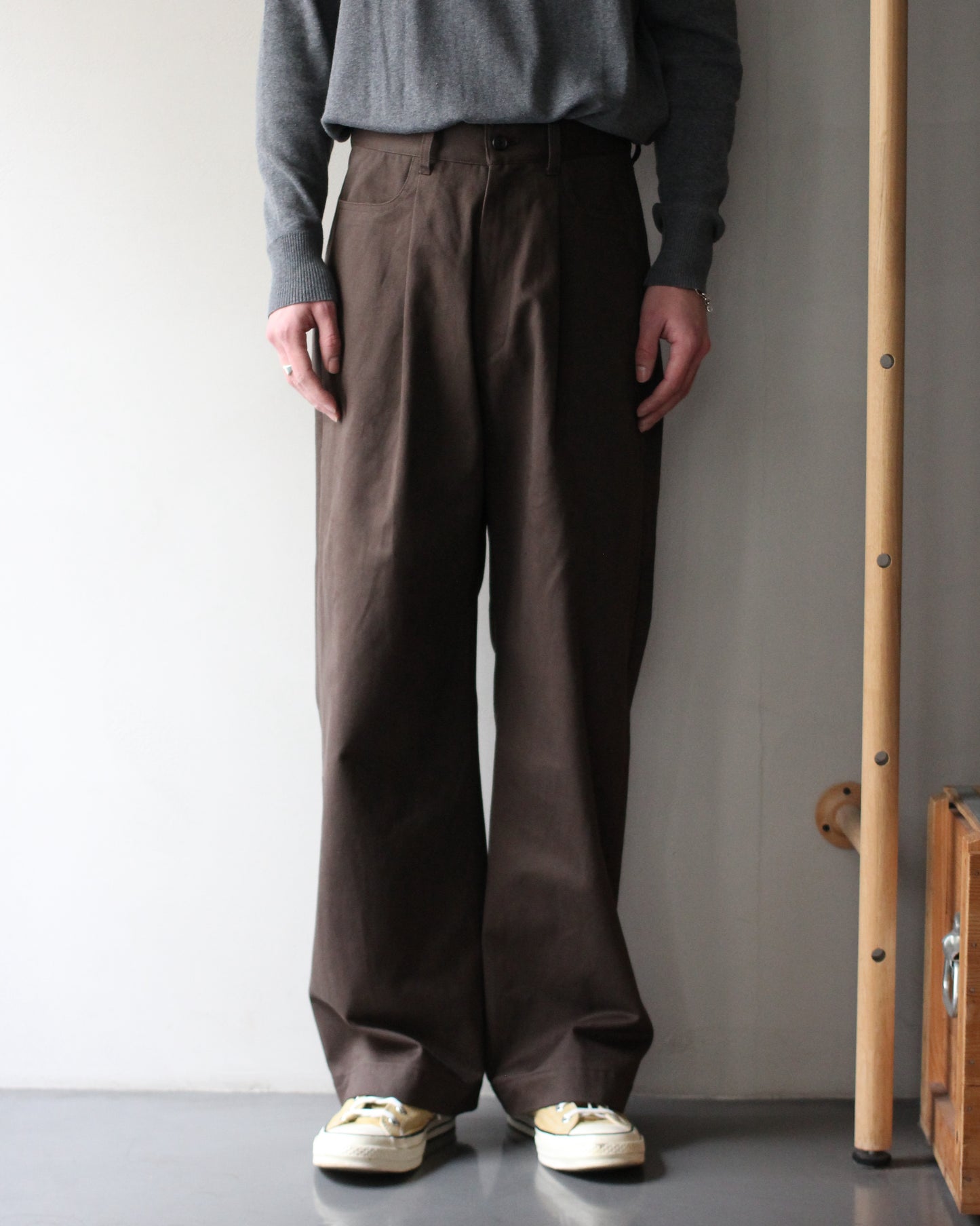 ssstein/BRUSHED CHINO ONE TUCK WIDE PANTS "BROWN"