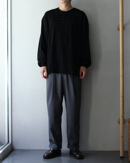 ULTERIOR / C/CASH HONEYCOMB HENLEY-NECK TOP "BLACK"