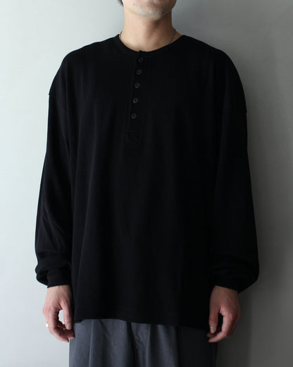 ULTERIOR / C/CASH HONEYCOMB HENLEY-NECK TOP "BLACK"